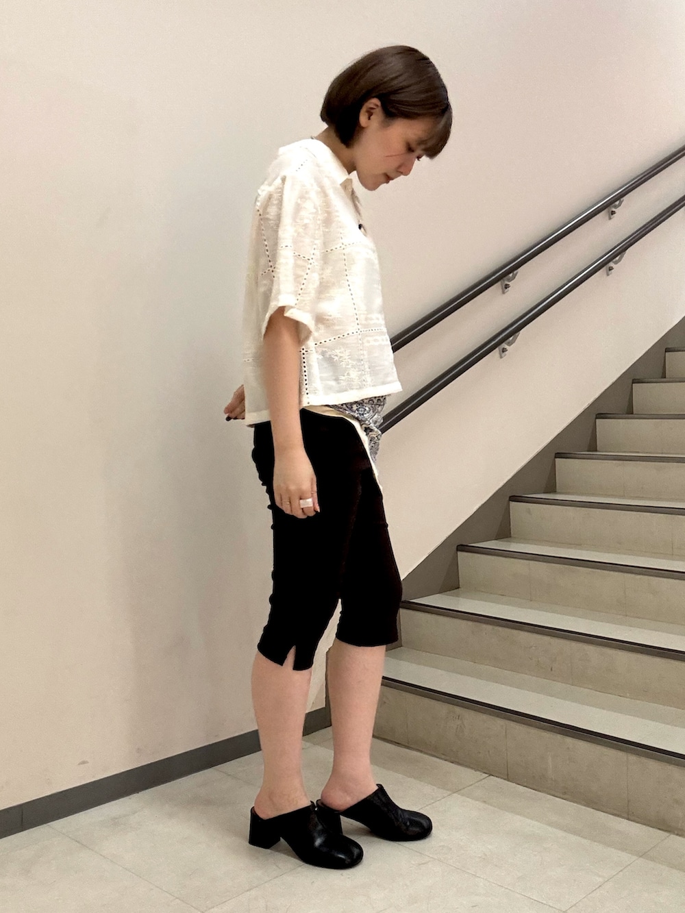ホワイト系のシャツ/ブラウス、ブラウン系のその他パンツ、ブラック系のスリッポンを着用したレディースの夏コーディネートの2枚目の写真