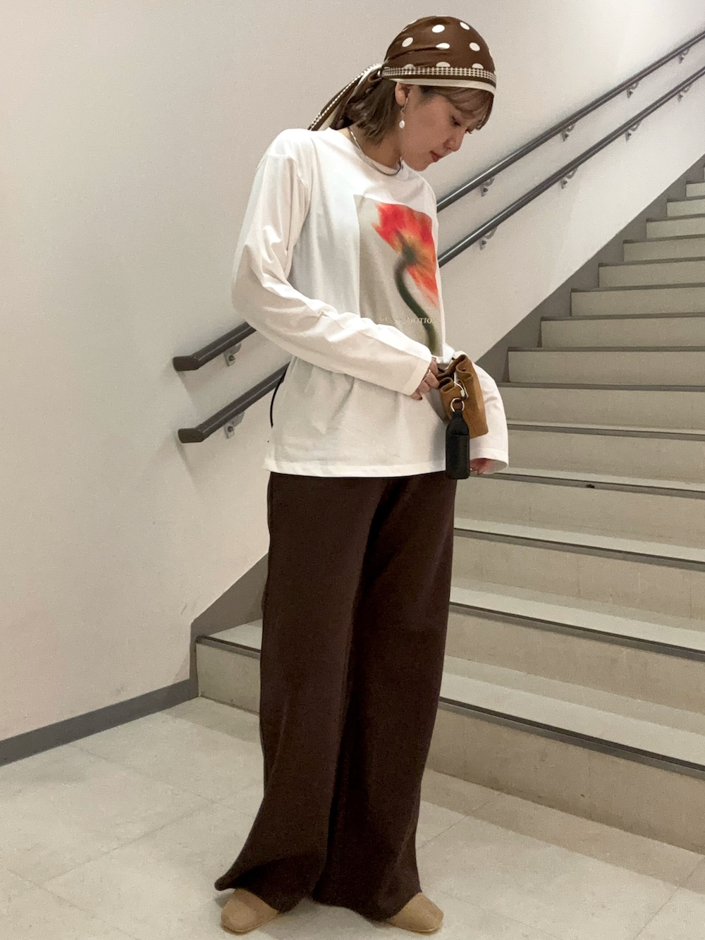 ブラウン系のその他パンツ、イエロー系のショルダーバッグ、その他のTシャツ/カットソーを着用したレディースの秋コーディネートの4枚目の写真