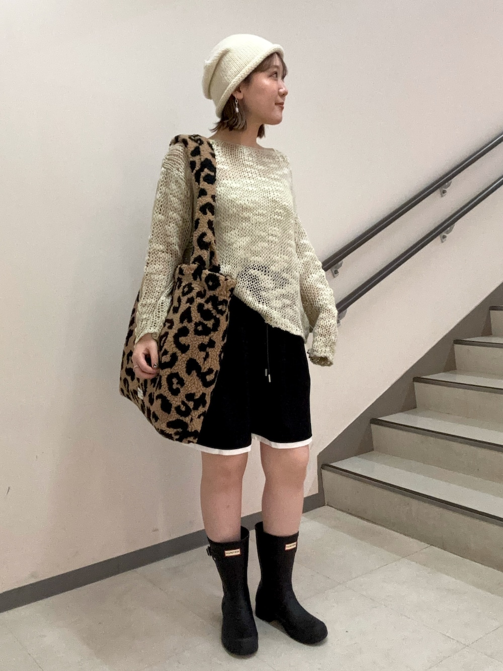 ベージュ系のニット/セーター、ブラック系のその他パンツ、その他のトートバッグを着用したレディースの秋コーディネートの3枚目の写真