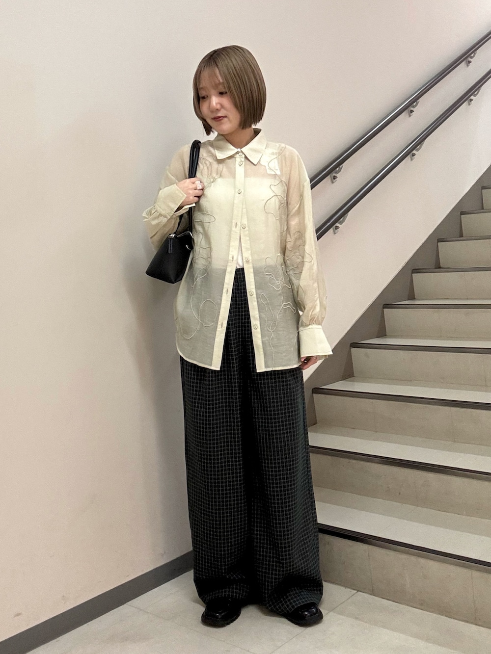 ベージュ系のシャツ/ブラウス、ブラック系のその他パンツ、ブラック系のショルダーバッグを着用したレディースの春コーディネートの2枚目の写真
