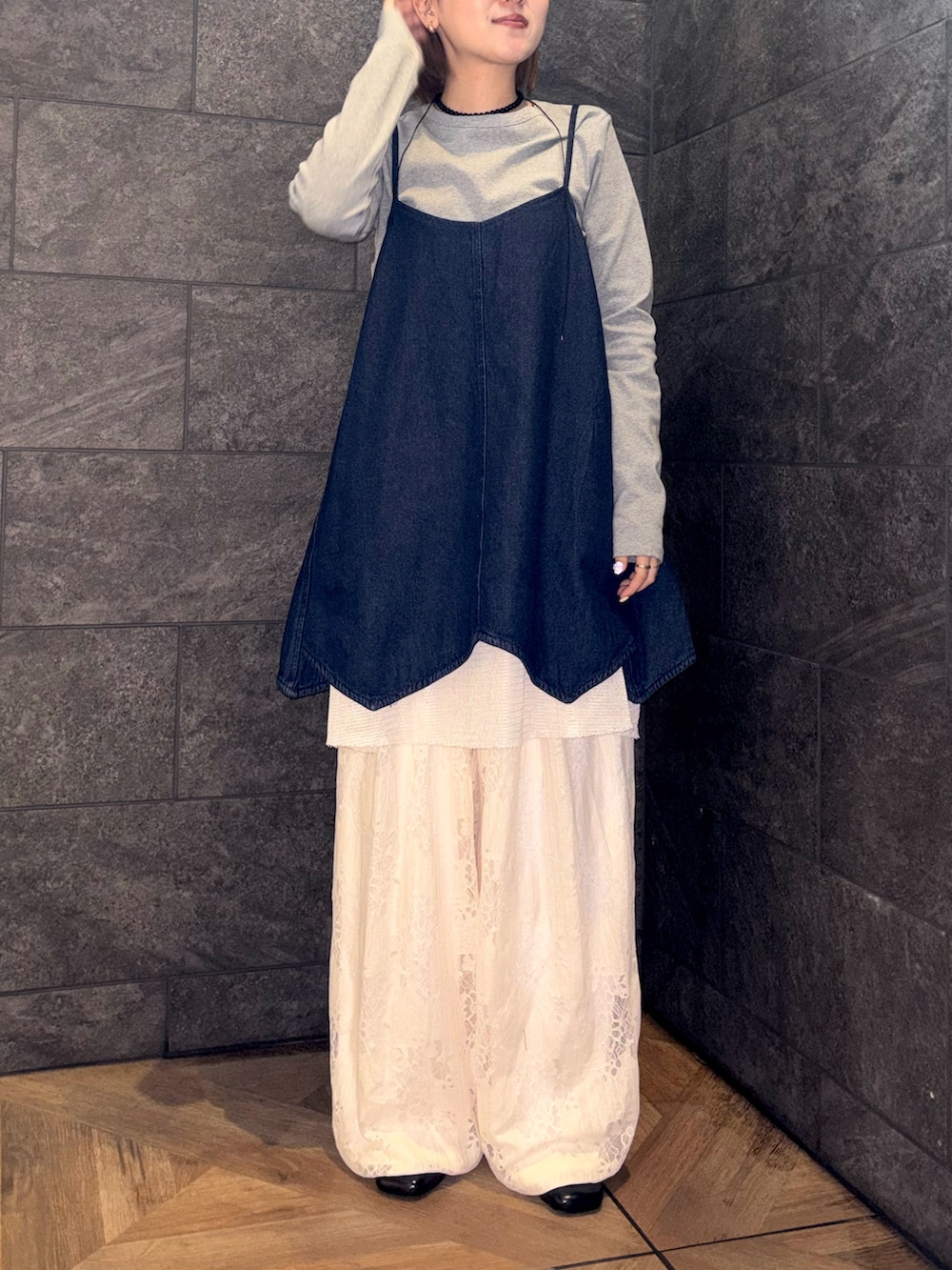 グレー系のTシャツ/カットソー、ブルー系のワンピース、ホワイト系のその他パンツを着用したレディースの冬コーディネートの3枚目の写真