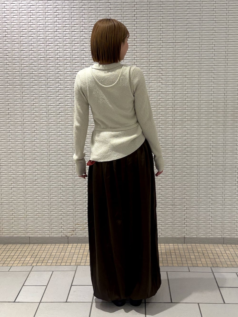 グリーン系のニット/セーター、グリーン系のその他パンツ、ブラック系のその他シューズを着用したレディースの冬コーディネートの4枚目の写真