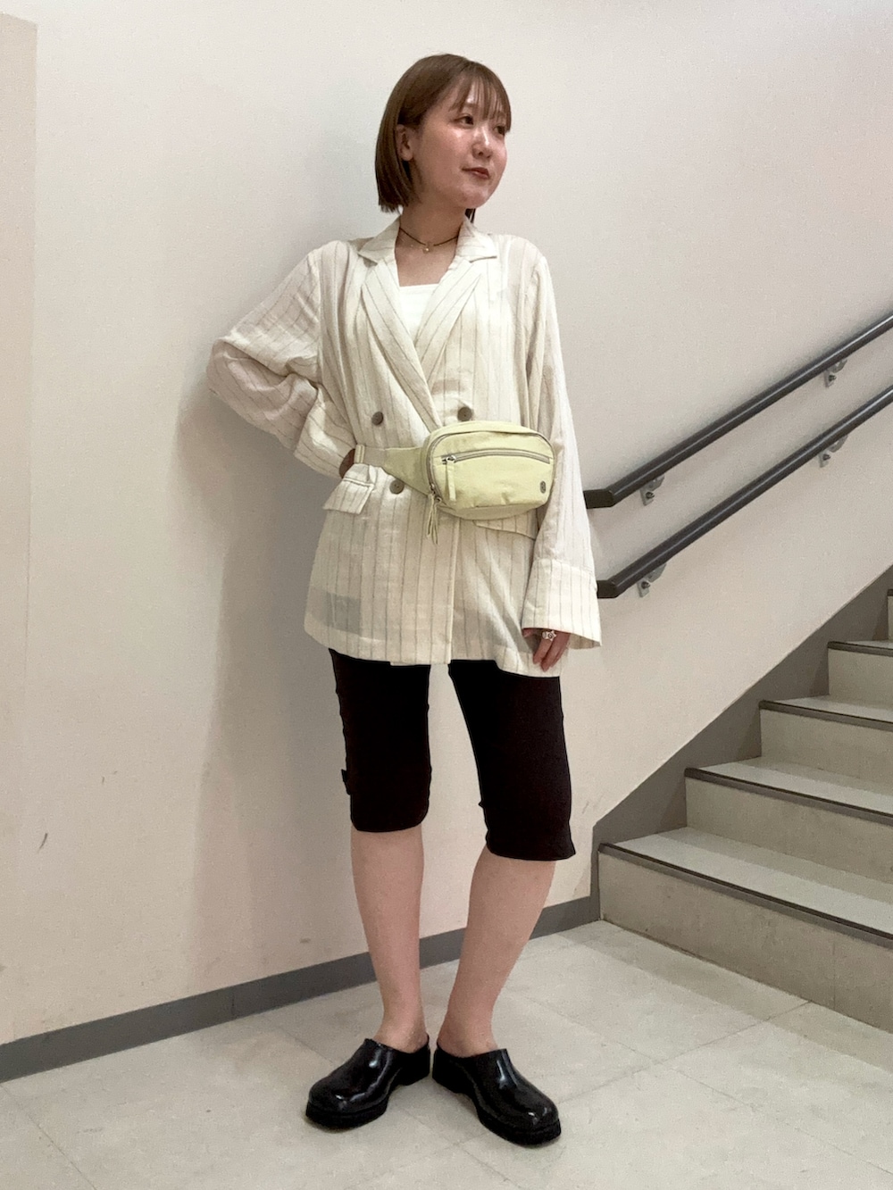 ブラウン系のその他パンツ、ホワイト系のその他アウター、ホワイト系のキャミソールを着用したレディースの夏コーディネートの2枚目の写真