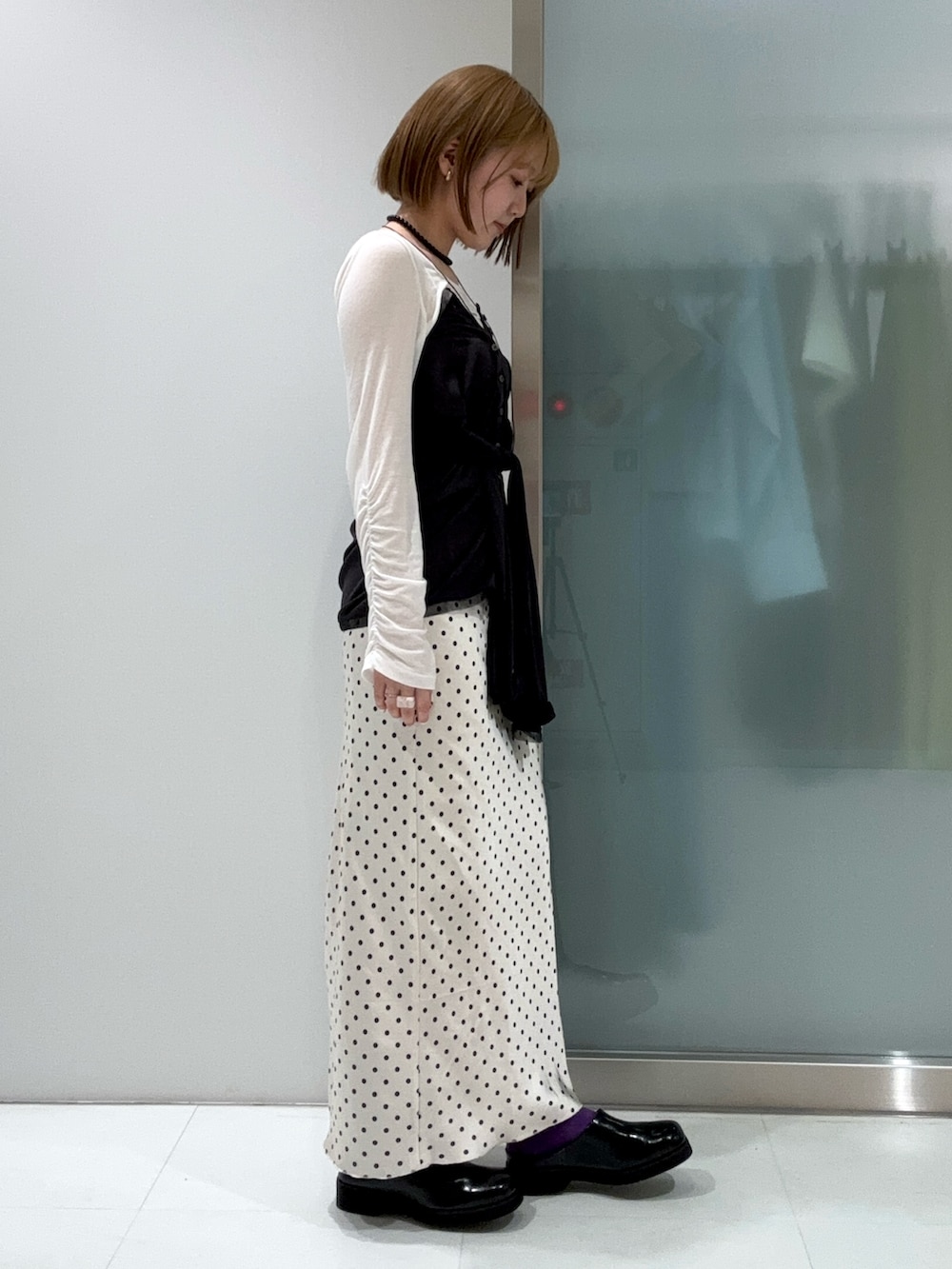 ホワイト系のTシャツ/カットソー、グレー系のカーディガン/ボレロ、ブラック系のサンダルを着用したレディースの春コーディネートの3枚目の写真