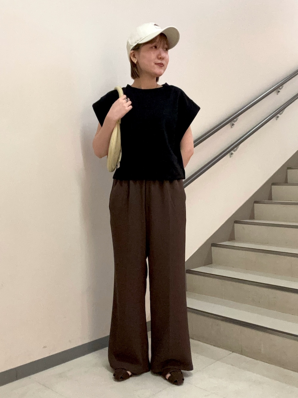 ブラック系のTシャツ/カットソー、ブラウン系のその他パンツ、ブラウン系のサンダルを着用したレディースの夏コーディネートの2枚目の写真