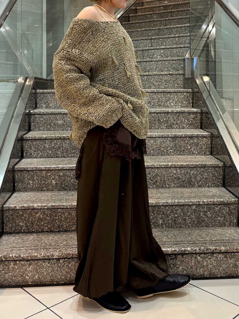 ホワイト系のキャミソール、グリーン系のニット/セーター、ブラウン系のキャミソールを着用したレディースの冬コーディネートの5枚目の写真