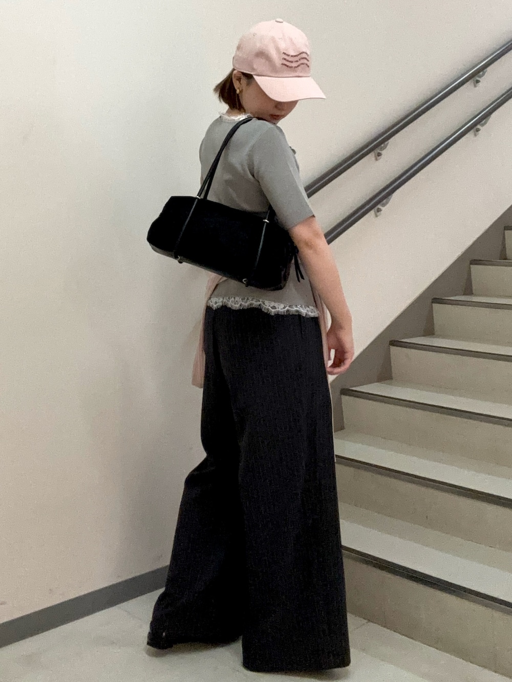 グレー系のニット/セーター、グレー系のその他パンツ、ピンク系のニット/セーターを着用したレディースの夏コーディネートの2枚目の写真