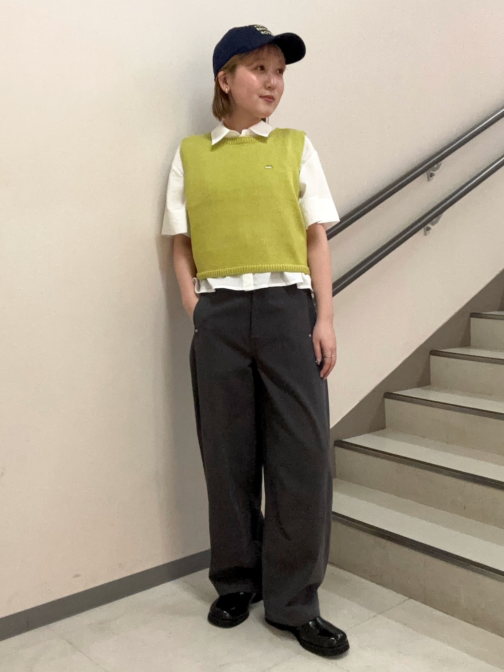 ホワイト系のシャツ/ブラウス、イエロー系のニット/セーター、グレー系のその他パンツを着用したレディースの春コーディネートの3枚目の写真