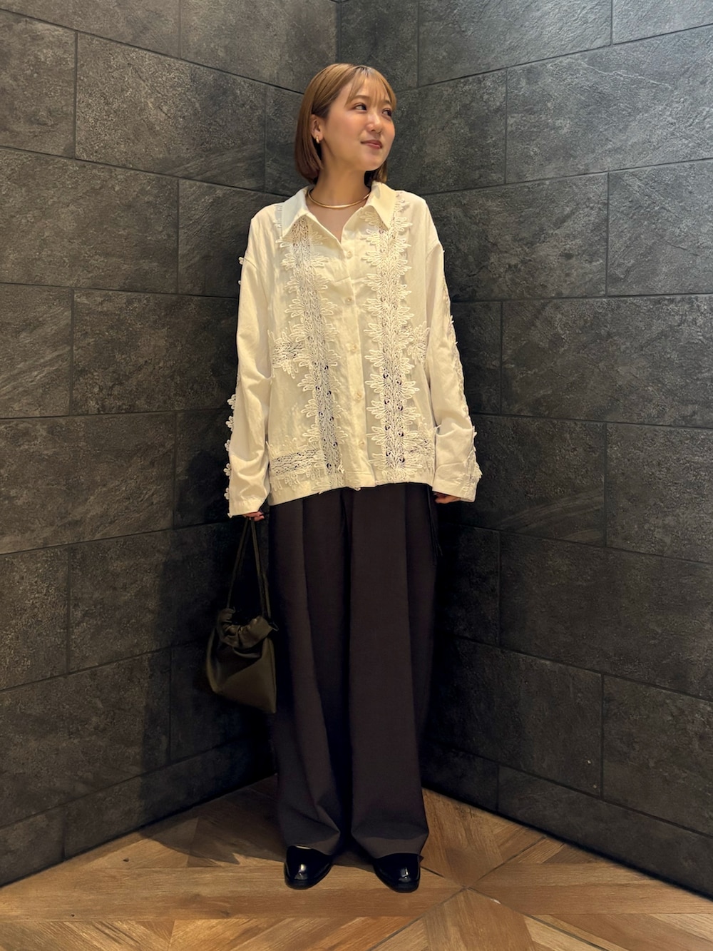 ホワイト系のシャツ/ブラウス、ブラウン系のその他パンツ、ブラック系のローファーを着用したレディースの冬コーディネートの2枚目の写真