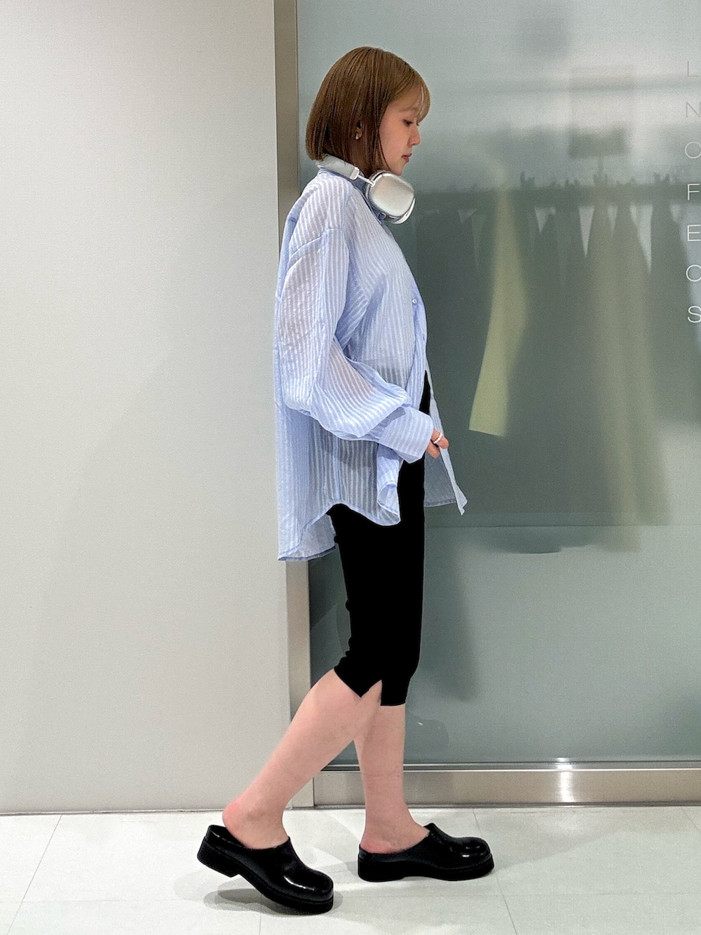 ブルー系のシャツ/ブラウス、ブラック系のその他パンツ、ブラック系のサンダルを着用したレディースの春コーディネートの3枚目の写真