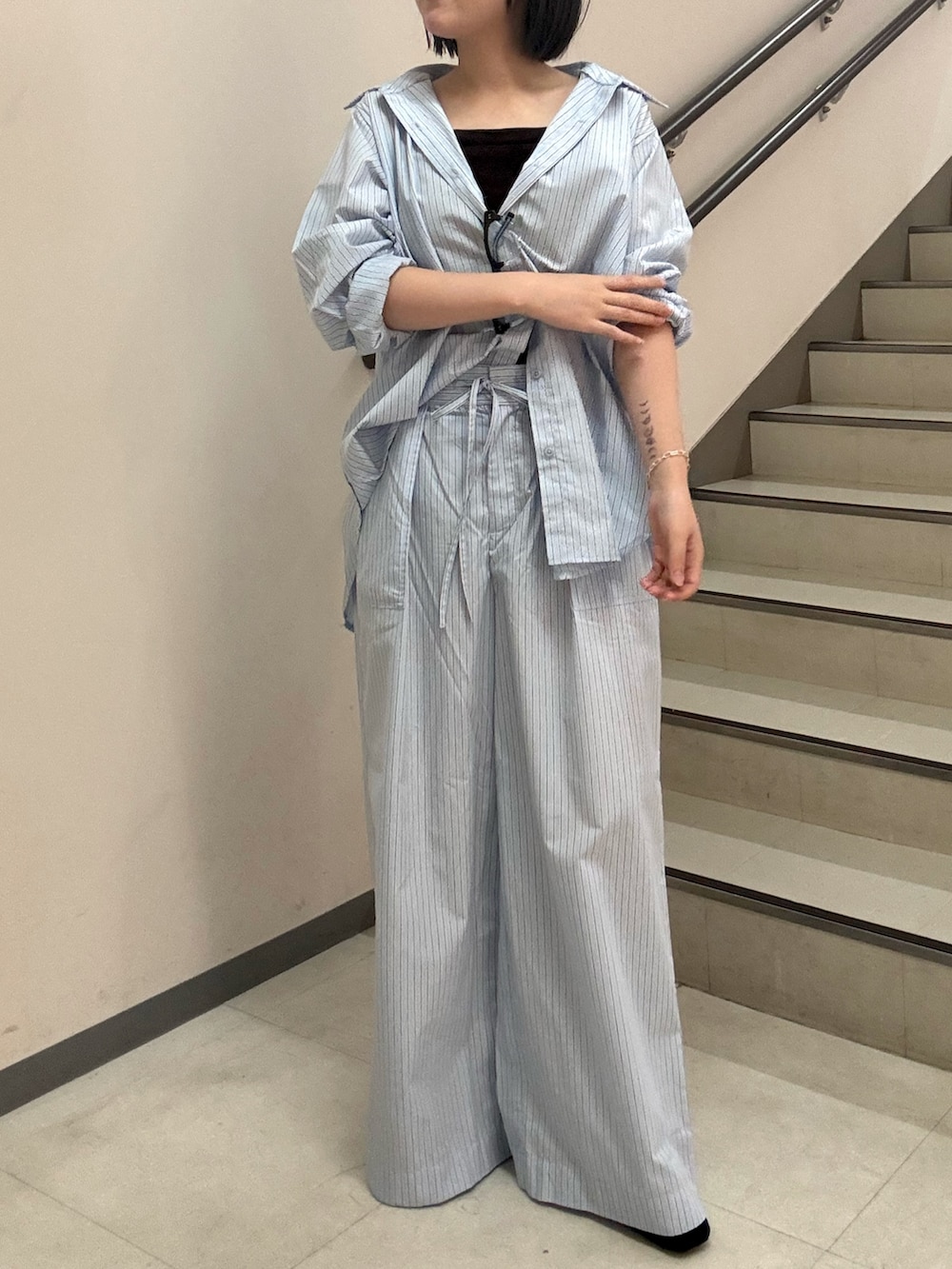 ブルー系のその他パンツ、ブルー系のシャツ/ブラウス、ブラウン系のキャミソールを着用したレディースの夏コーディネートの2枚目の写真