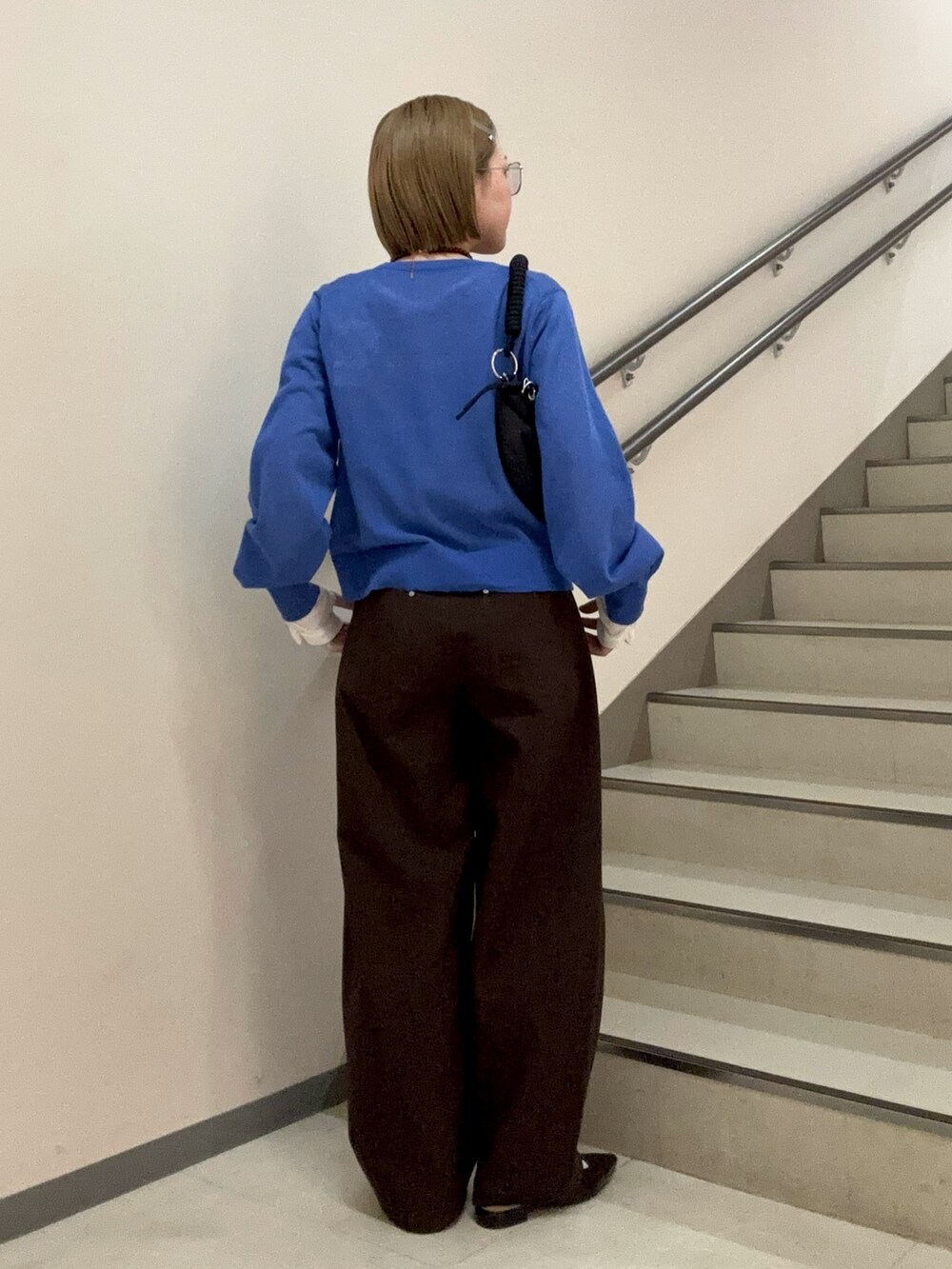 ブルー系のカーディガン/ボレロ、ホワイト系のTシャツ/カットソー、ブラック系のパンプスを着用したレディースの春コーディネートの4枚目の写真