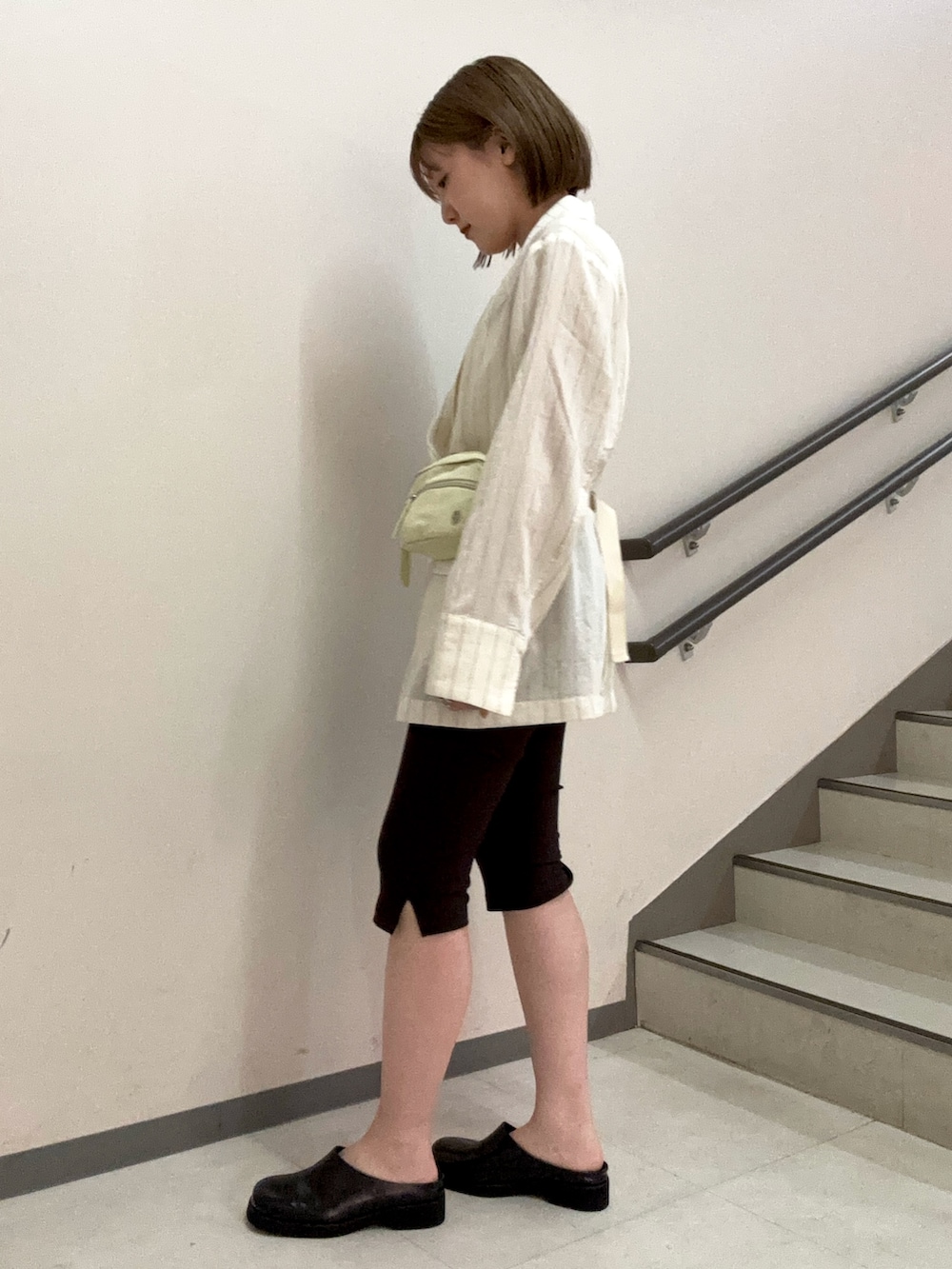 ブラウン系のその他パンツ、ホワイト系のその他アウター、ホワイト系のキャミソールを着用したレディースの夏コーディネートの3枚目の写真