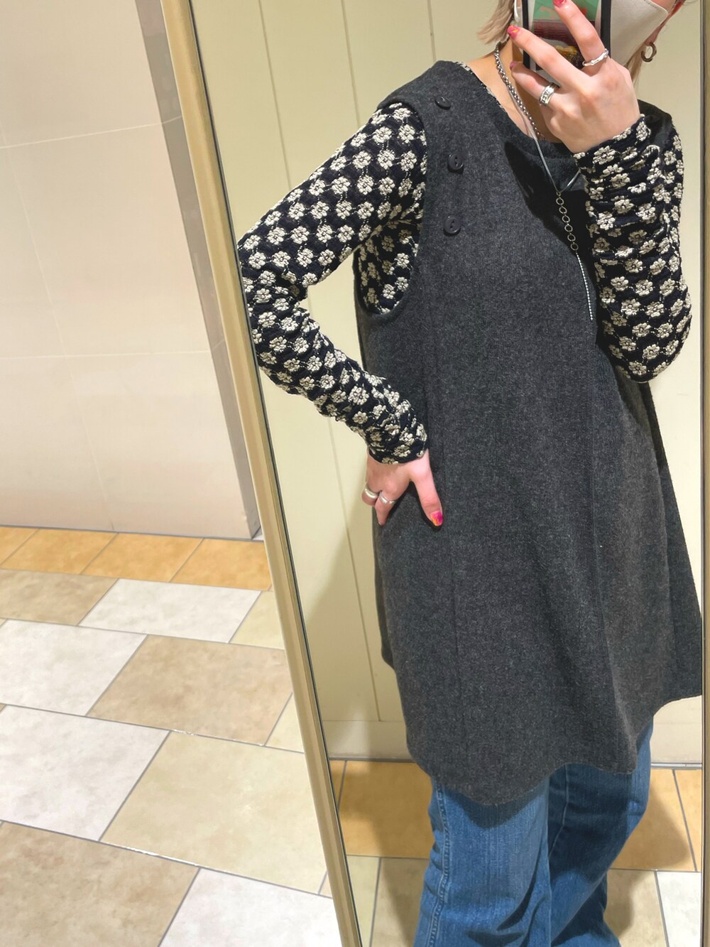 「シンプルコーデ、オトナカジュアル、おしゃれさんと繋がりたい、オトナ女子、カジュアルコーデ、Kastane、UGG、メゾンスペシャル、maisonspecial、ワンピース、デニム、レイヤードスタイル」｜「Kastaneの【2022SS予約アイテム】スリットボレロSET（ワンピース、グレー系）」を使った、YUKI  KATOさん（レディース・159cm）の冬コーディネートの2枚目の写真