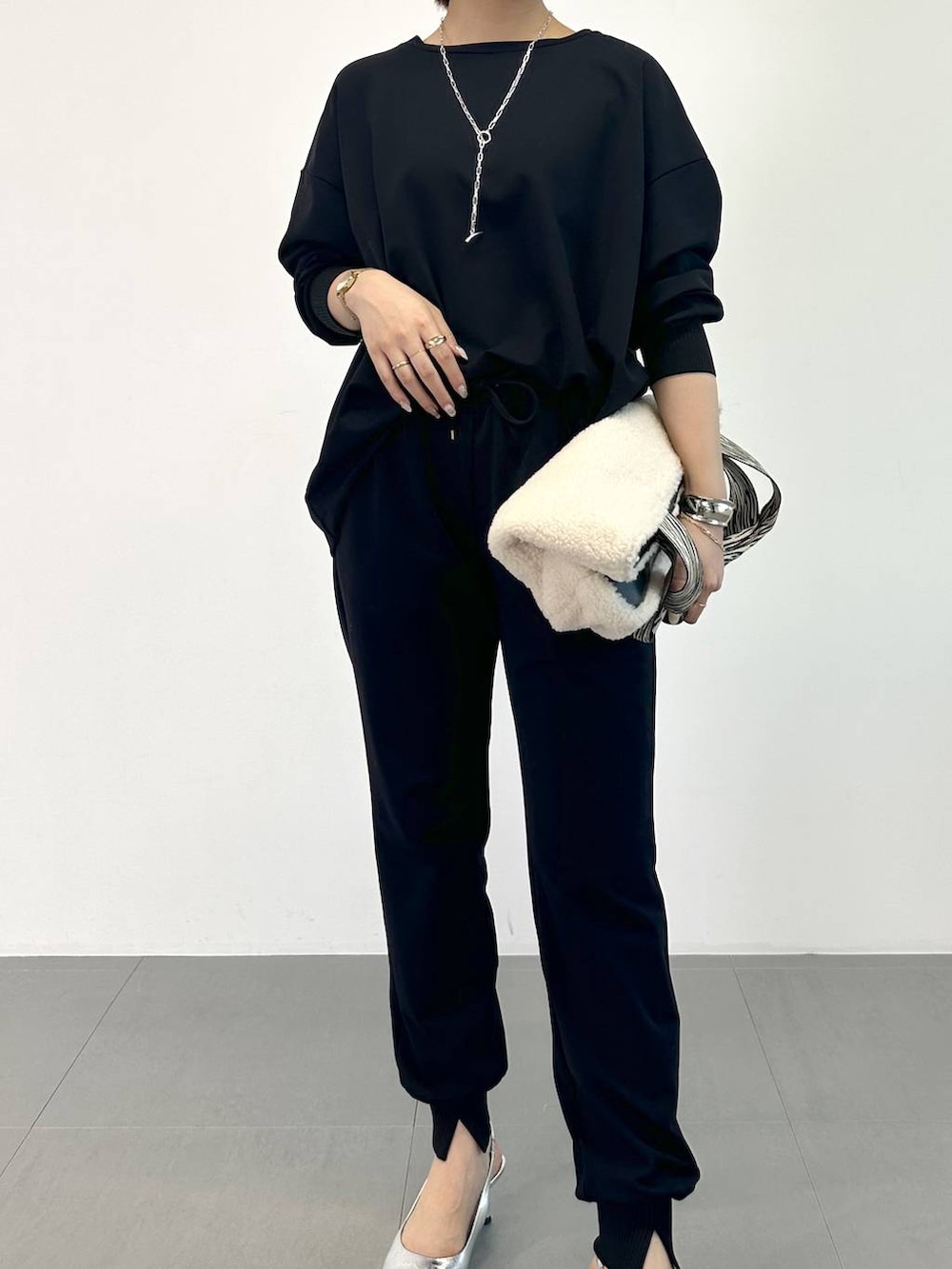 ブラック系のTシャツ/カットソー、ブラック系のその他パンツ、その他のパンプスを着用したレディースの秋コーディネートの4枚目の写真