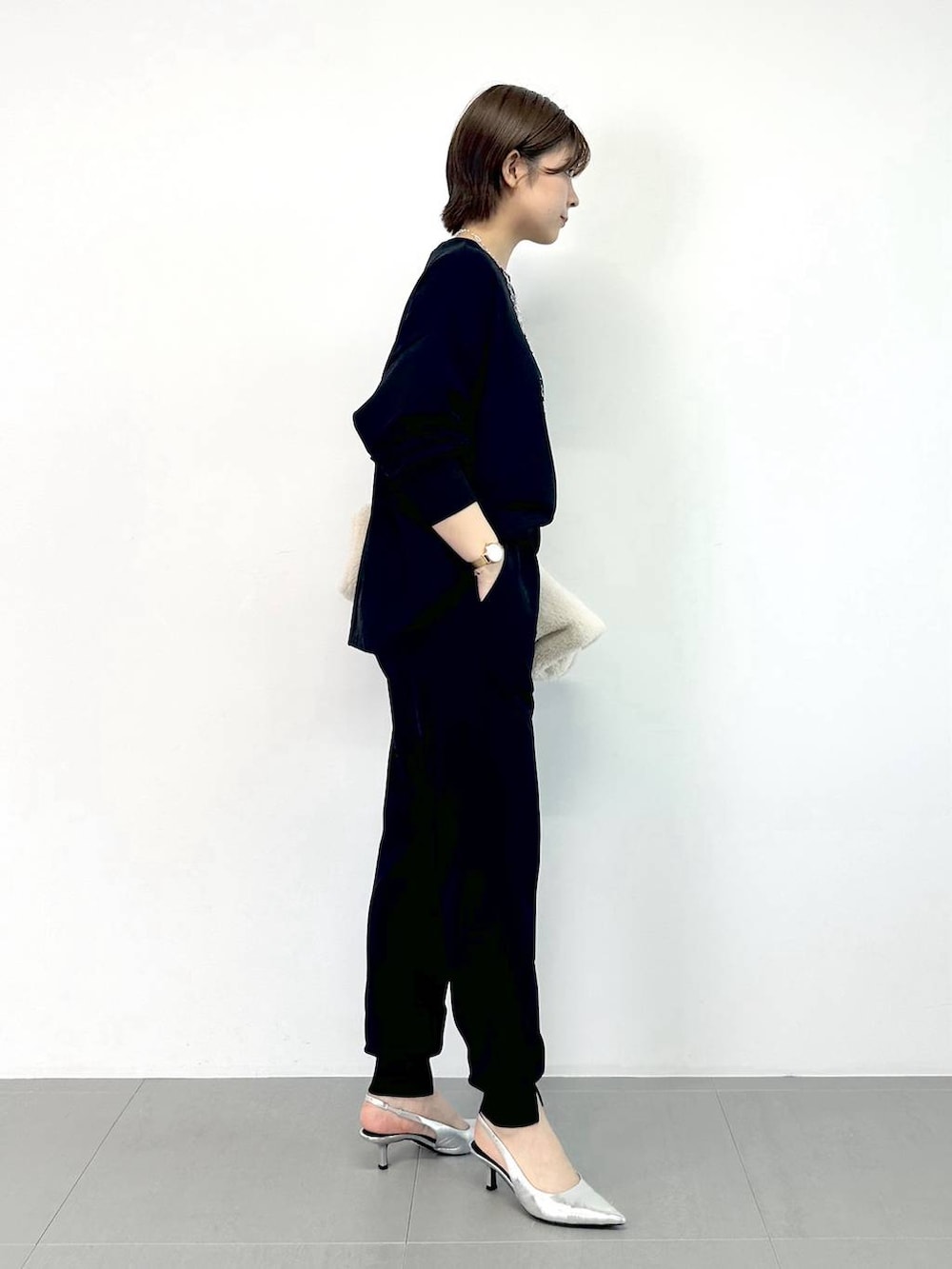 ブラック系のTシャツ/カットソー、ブラック系のその他パンツ、その他のパンプスを着用したレディースの秋コーディネートの2枚目の写真