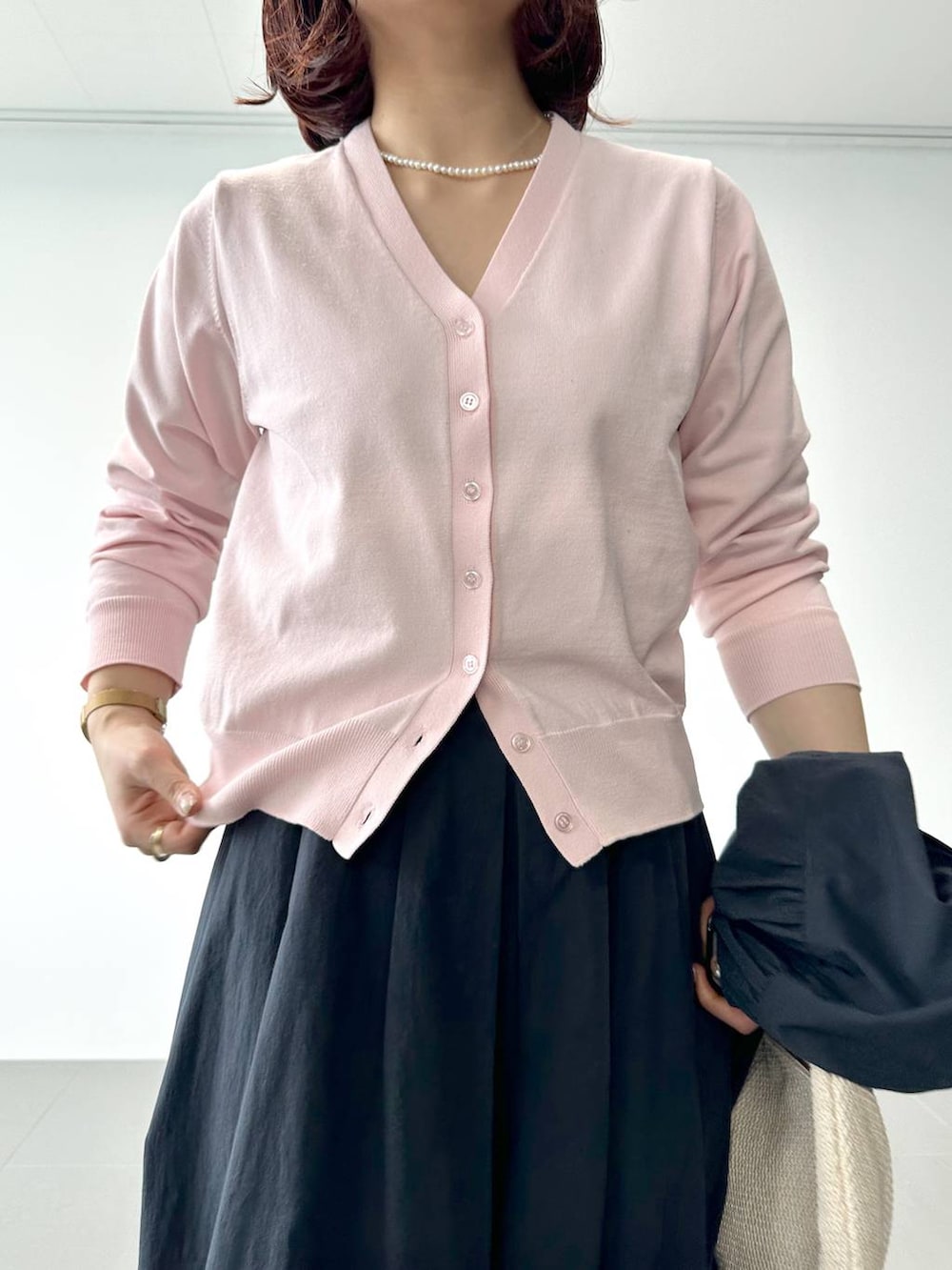 ブラック系のサンダル、グレー系のその他パンツ、ピンク系のニット/セーターを着用したレディースの冬コーディネートの3枚目の写真