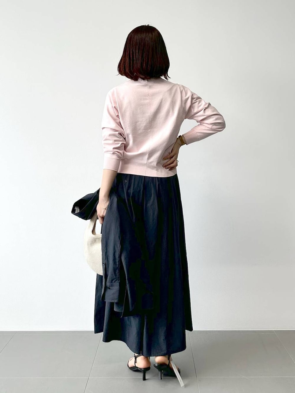 ブラック系のサンダル、グレー系のその他パンツ、ピンク系のニット/セーターを着用したレディースの冬コーディネートの2枚目の写真