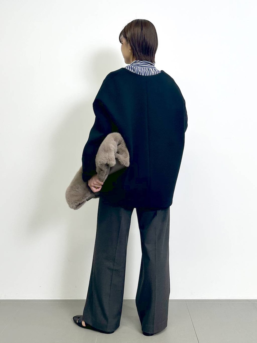 ブルー系のシャツ/ブラウス、ブラック系のパンプス、ブラウン系のトートバッグを着用したレディースの秋コーディネートの3枚目の写真