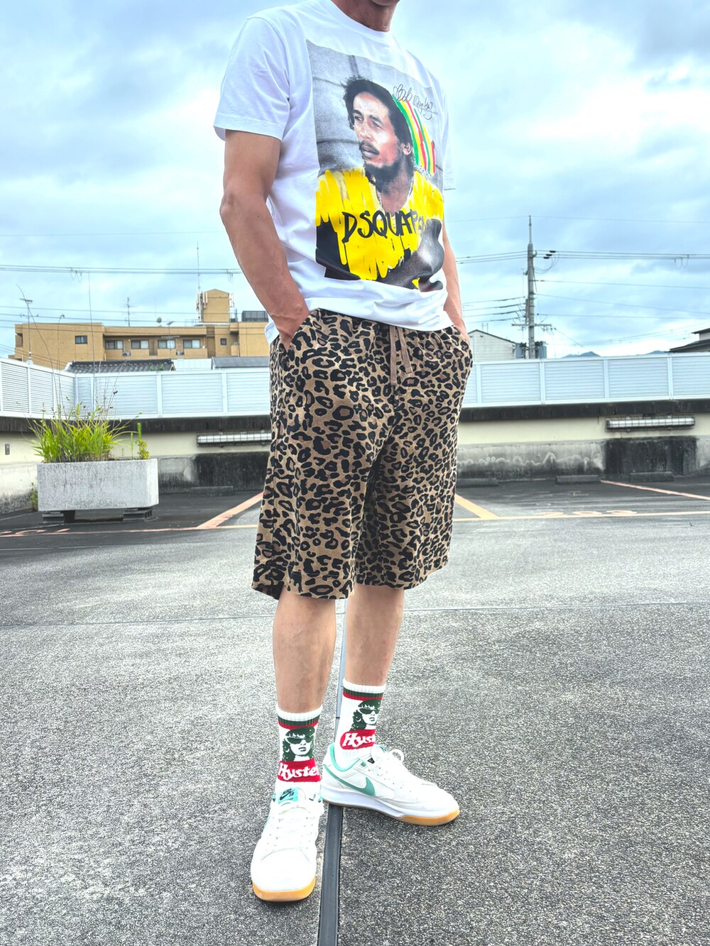 ホワイト系のTシャツ/カットソー、ベージュ系のその他パンツ、ホワイト系のスニーカーを着用したメンズの夏コーディネートの2枚目の写真