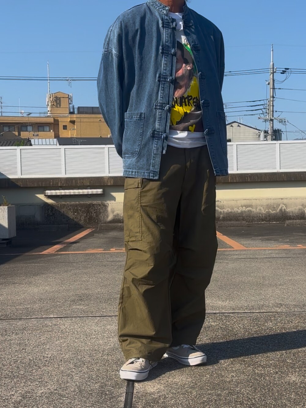 ホワイト系のTシャツ/カットソー、ブルー系のデニムジャケット、グリーン系のカーゴパンツを着用したメンズの春コーディネートの2枚目の写真