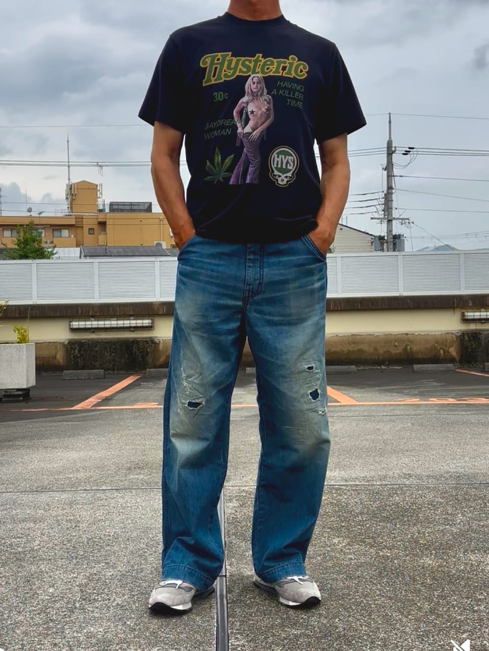 グレー系のスニーカー、ブルー系のデニムパンツ、ブラック系のTシャツ/カットソーを着用したメンズの夏コーディネートの2枚目の写真