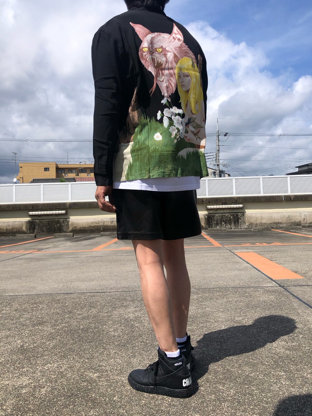 ブラック系のシャツ/ブラウス、ホワイト系のTシャツ/カットソー、ブラック系のその他パンツを着用したメンズの春コーディネートの3枚目の写真