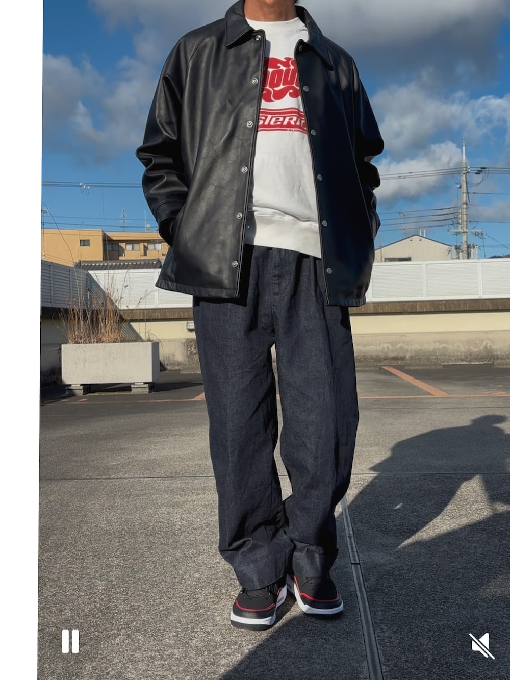 「今日のコーデ、シンプルスタイル、カジュアルコーデ、レザー、レザージャケット、秋冬コーデ、ワイドデニム」｜「schottのSchott/ショット/SHEEP COACH JACKET/シープ コーチジャケット（ライダースジャケット、ブラック系）」を使った、hiro(⁎⁍̴̆Ɛ⁍̴̆⁎)さん（メンズ・177cm）の冬コーディネートの2枚目の写真
