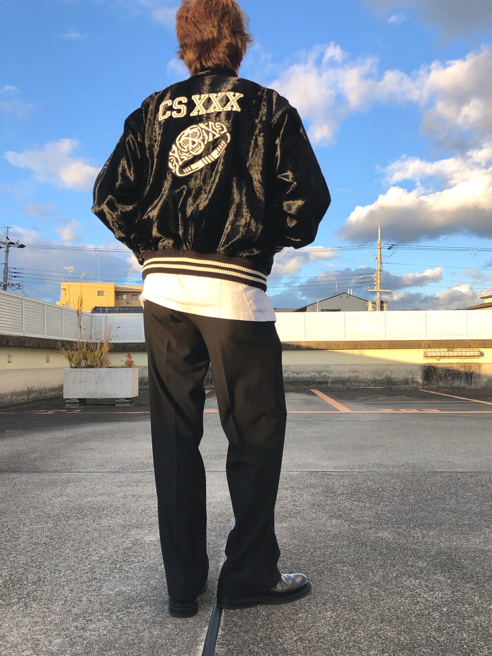 ブラック系のブルゾン、ホワイト系のTシャツ/カットソー、ブラック系のその他パンツを着用したメンズの秋コーディネートの2枚目の写真