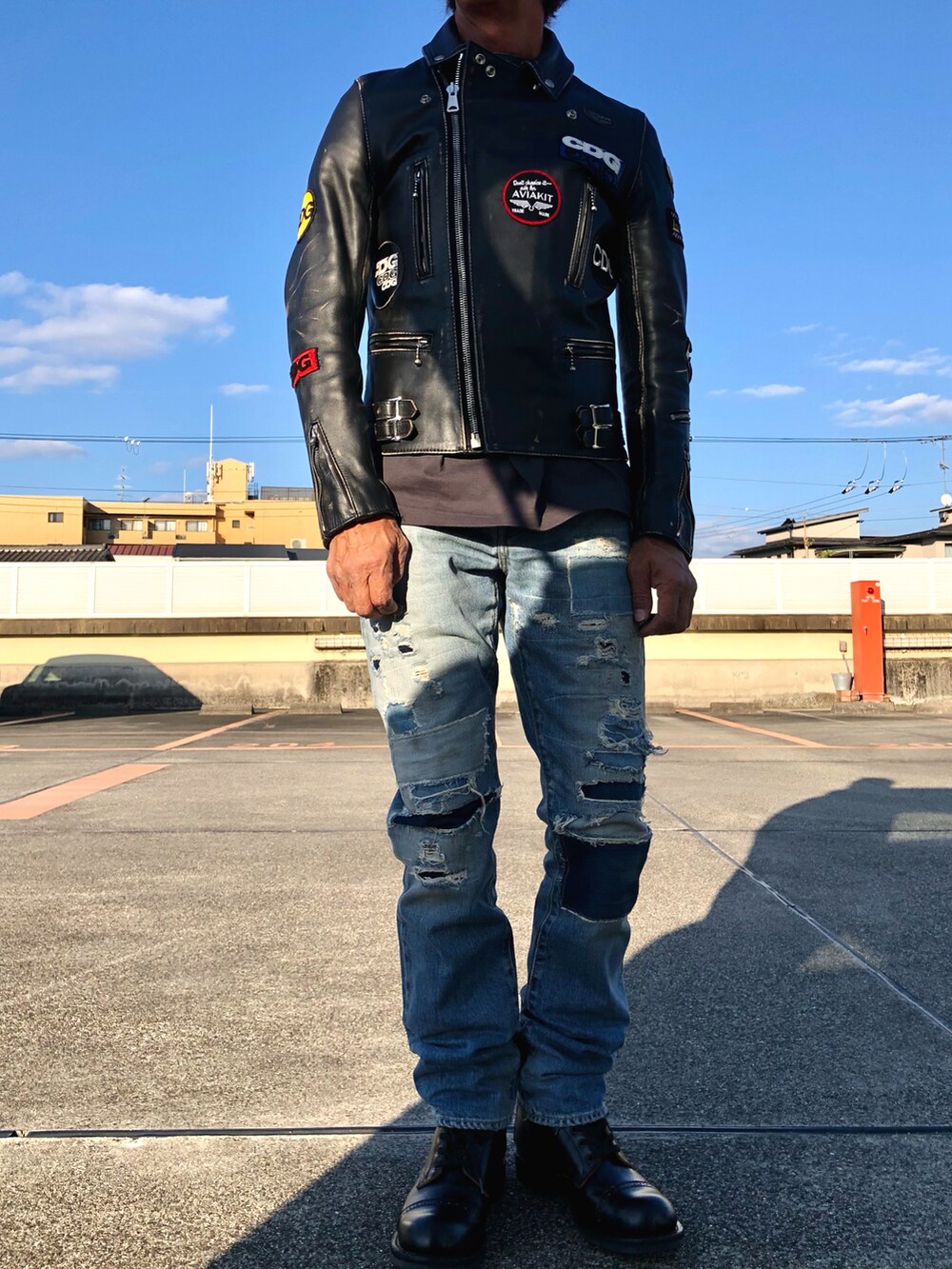 ブラック系のライダースジャケット、ブラック系のTシャツ/カットソー、ブルー系のデニムパンツを着用したメンズの冬コーディネートの3枚目の写真