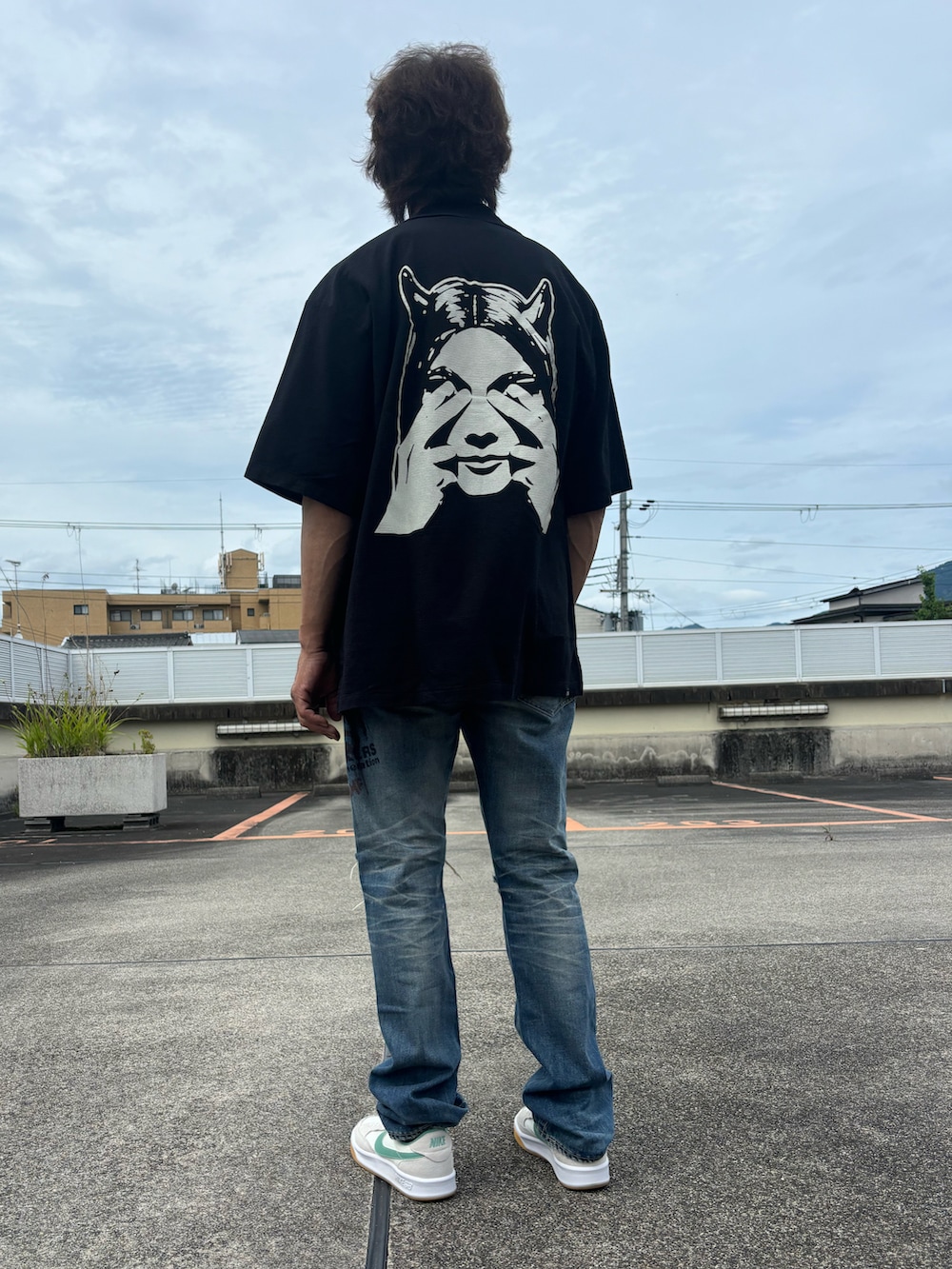 ブラック系のTシャツ/カットソー、ブラック系のシャツ/ブラウス、ブルー系のデニムパンツを着用したメンズの夏コーディネートの2枚目の写真
