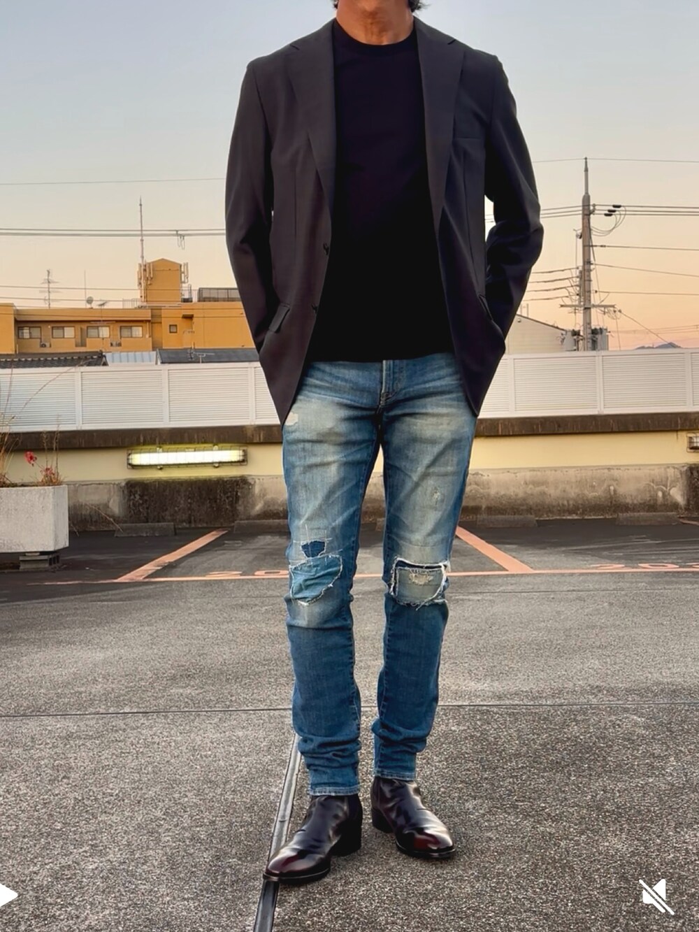 グレー系のテーラードジャケット、ブラック系のTシャツ/カットソー、ブルー系のデニムパンツを着用したメンズの秋コーディネートの3枚目の写真
