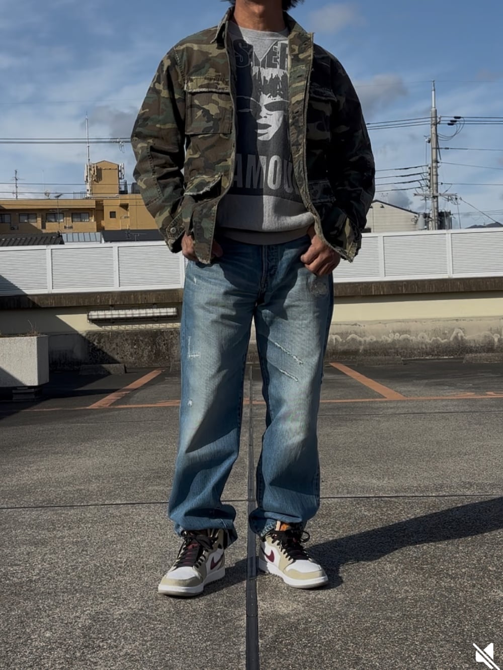 その他のミリタリージャケット、グレー系のスウェット、ブルー系のデニムパンツを着用したメンズの春コーディネートの2枚目の写真