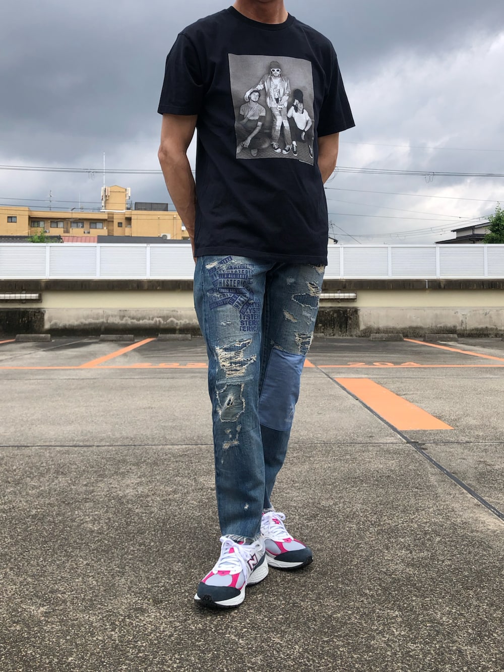 ブラック系のTシャツ/カットソー、グレー系のスニーカー、ブルー系のデニムパンツを着用したメンズの夏コーディネートの2枚目の写真