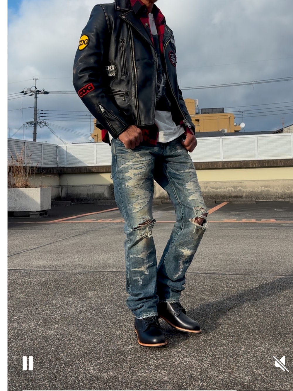 ブラック系のライダースジャケット、レッド系のシャツ/ブラウス、ホワイト系のTシャツ/カットソーを着用したメンズの冬コーディネートの3枚目の写真