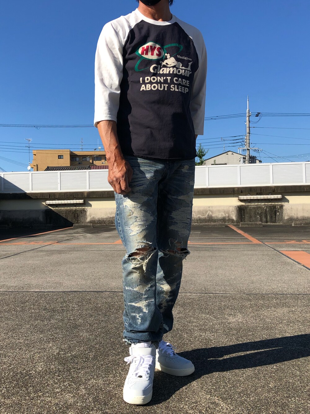 ブラック系のTシャツ/カットソー、ブルー系のデニムパンツ、グレー系のスニーカーを着用したメンズの秋コーディネートの2枚目の写真