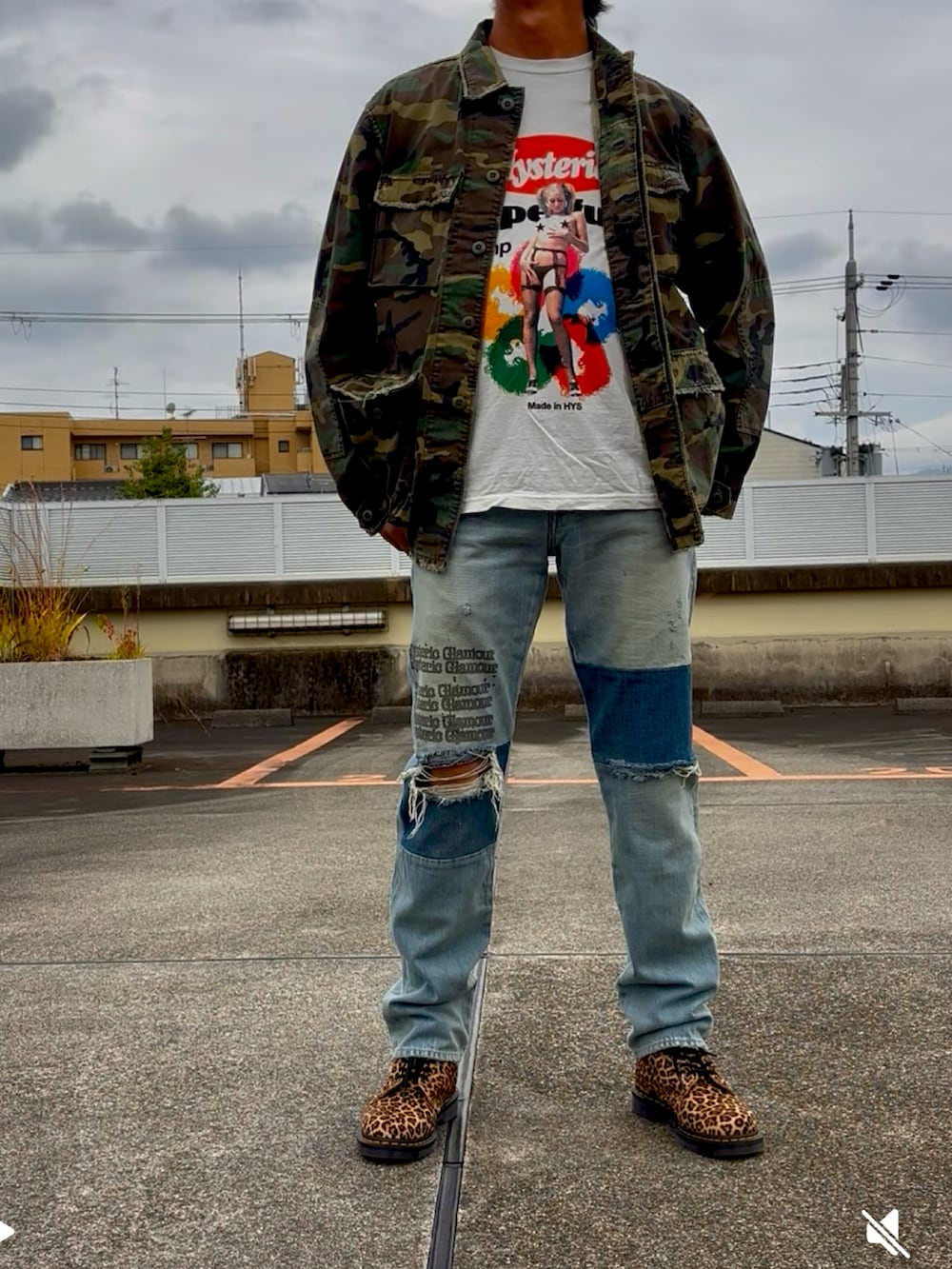 ホワイト系のTシャツ/カットソー、その他のミリタリージャケット、ブルー系のデニムパンツを着用したメンズの秋コーディネートの2枚目の写真