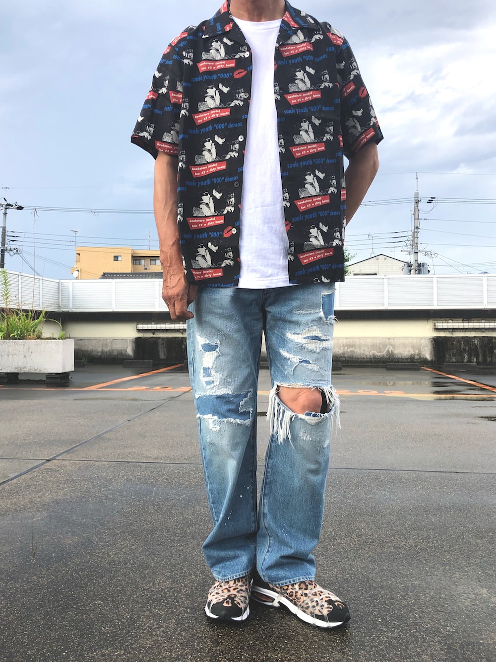 ブラック系のシャツ/ブラウス、ブルー系のデニムパンツ、その他のスニーカーを着用したメンズの夏コーディネートの2枚目の写真