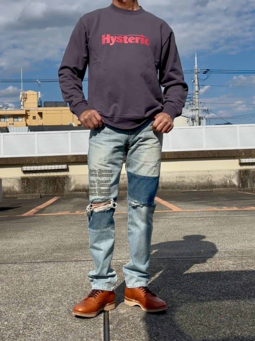 グレー系のTシャツ/カットソー、グリーン系のブルゾン、ブルー系のデニムパンツを着用したメンズの春コーディネートの2枚目の写真