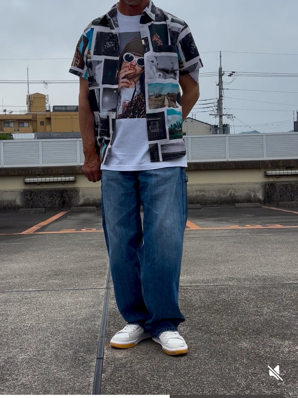 ホワイト系のシャツ/ブラウス、ホワイト系のTシャツ/カットソー、ブルー系のデニムパンツを着用したメンズの春コーディネートの2枚目の写真