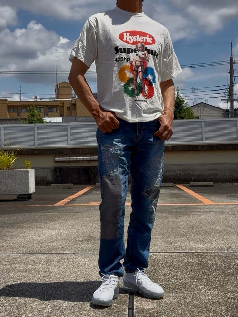 シルバー系のスニーカー、ホワイト系のTシャツ/カットソー、ブルー系のデニムパンツを着用したメンズの夏コーディネートの2枚目の写真