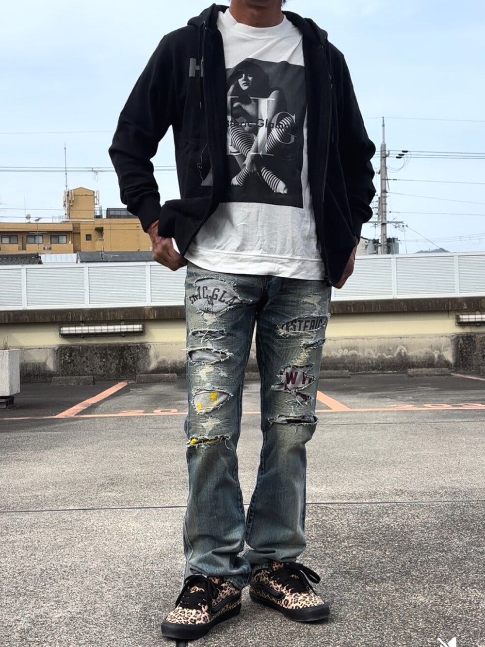 ホワイト系のTシャツ/カットソー、ブラック系のパーカー、ブルー系のデニムパンツを着用したメンズの春コーディネートの2枚目の写真