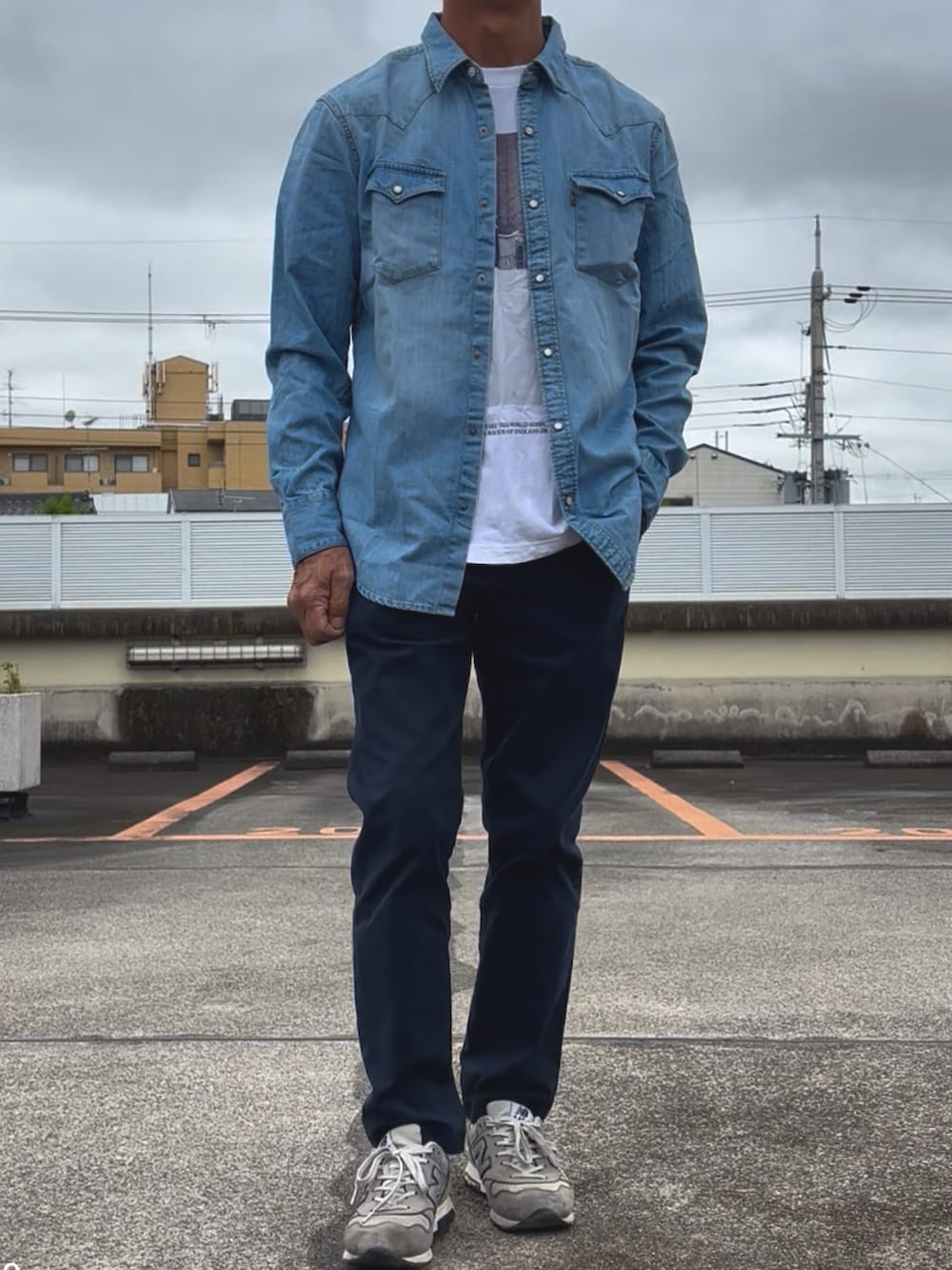 ブルー系のシャツ/ブラウス、ブルー系のチノパンツを着用したメンズの春コーディネートの2枚目の写真