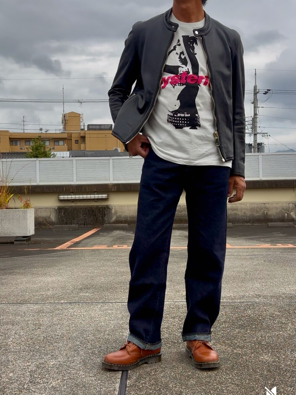 ブラウン系のブーツ、ブラック系のライダースジャケット、ホワイト系のTシャツ/カットソーを着用したメンズの秋コーディネートの2枚目の写真