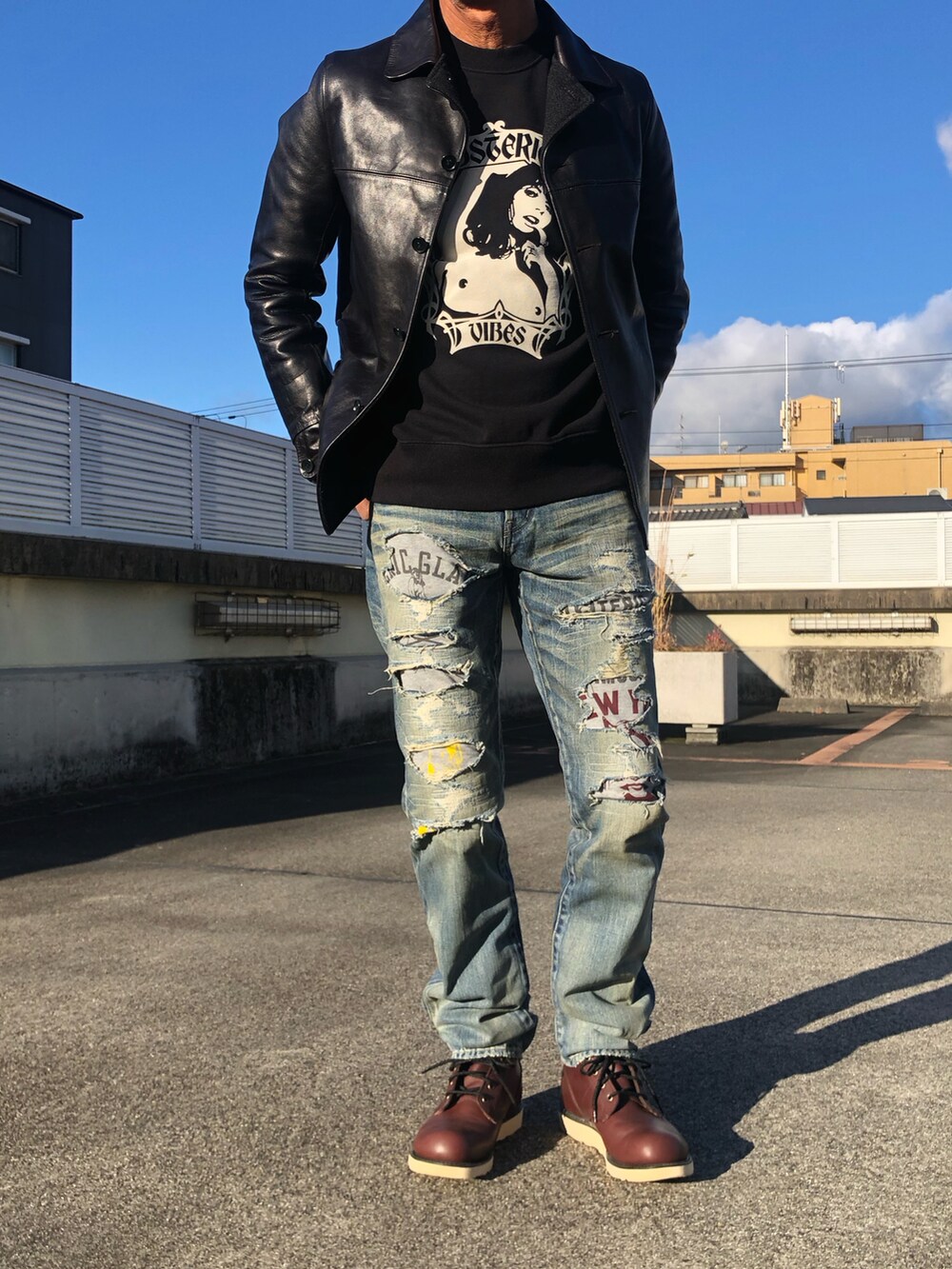 ブラック系のジャケット/アウター、ブラック系のスウェット、ブルー系のデニムパンツを着用したメンズの冬コーディネートの2枚目の写真