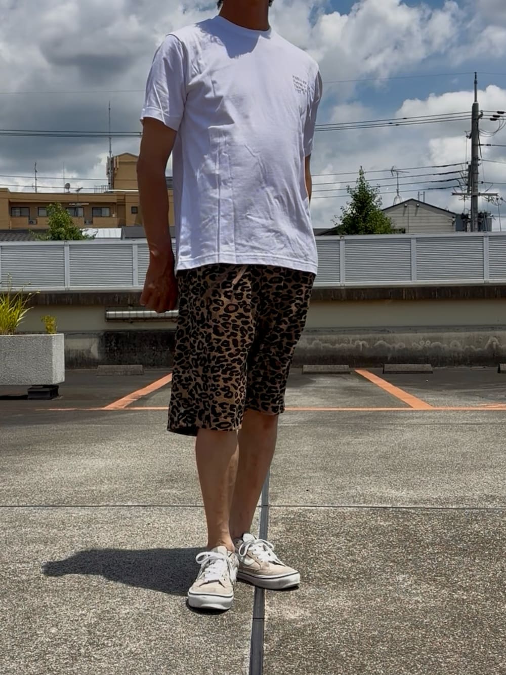 ベージュ系のその他パンツ、ベージュ系のスニーカー、ホワイト系のTシャツ/カットソーを着用したメンズの夏コーディネートの2枚目の写真