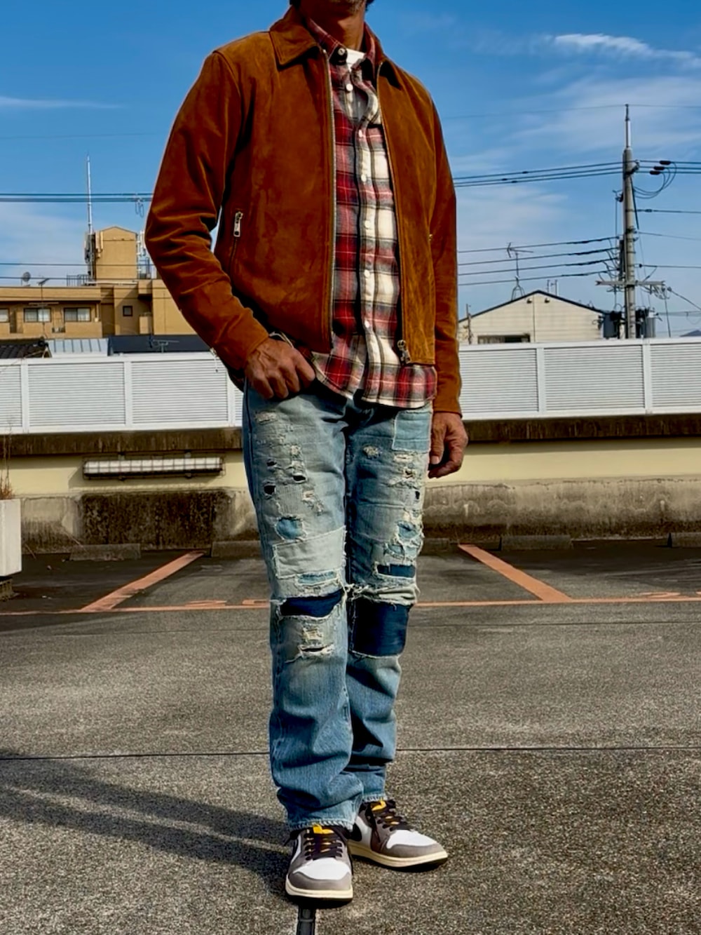 ホワイト系のスニーカー、レッド系のシャツ/ブラウス、イエロー系のその他アウターを着用したメンズの冬コーディネートの3枚目の写真