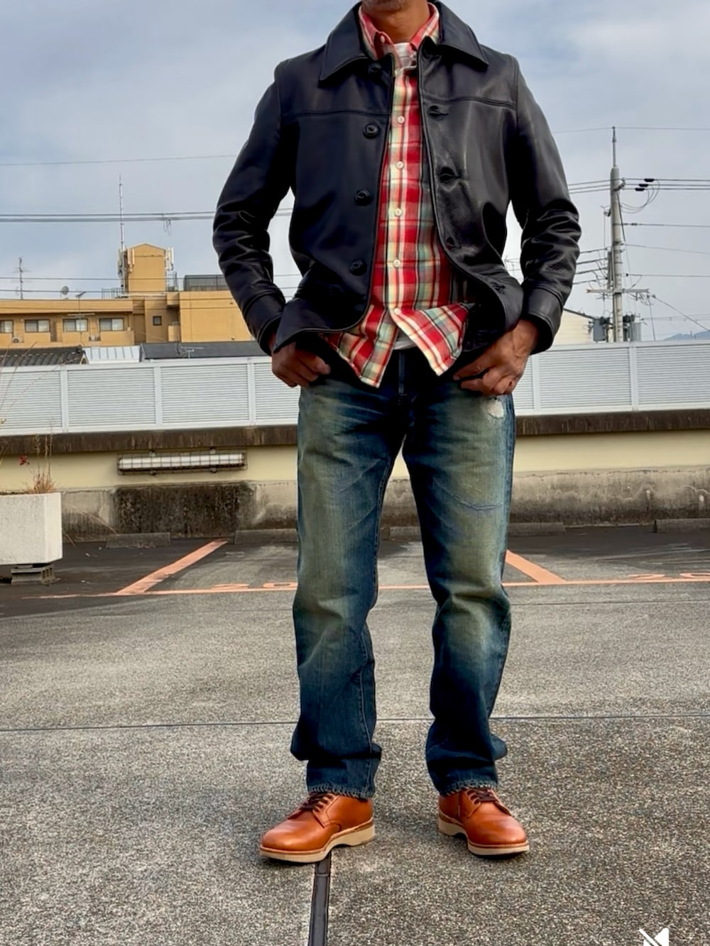 ブルー系のシャツ/ブラウス、ブルー系のデニムパンツ、ブラック系のライダースジャケットを着用したメンズの秋コーディネートの2枚目の写真