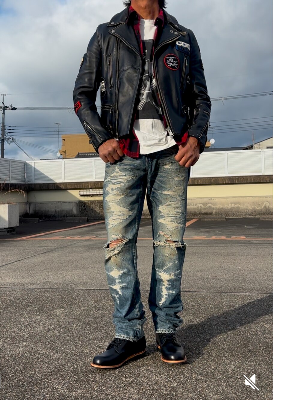 ブラック系のライダースジャケット、レッド系のシャツ/ブラウス、ホワイト系のTシャツ/カットソーを着用したメンズの冬コーディネートの2枚目の写真