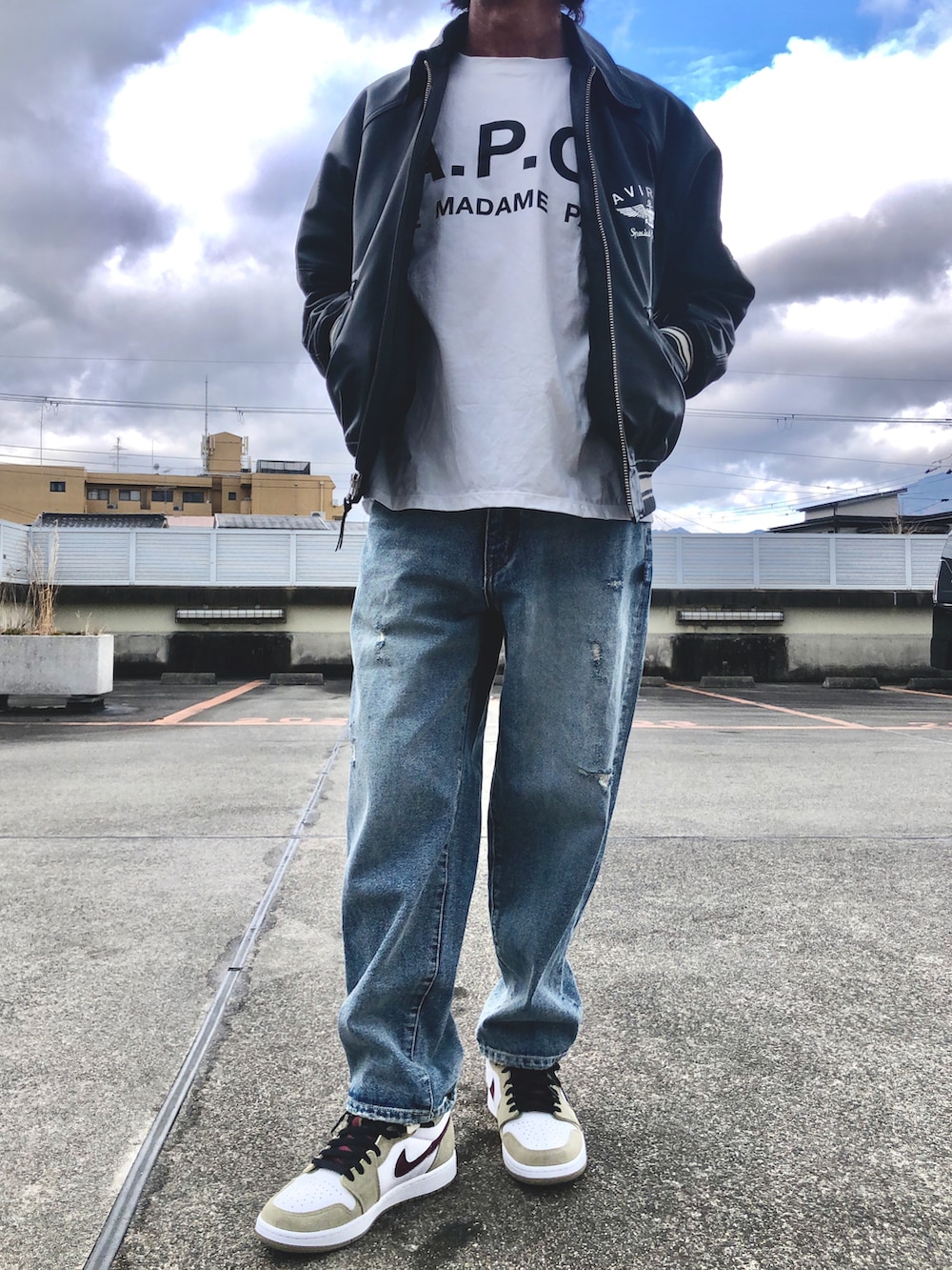 ブラック系のライダースジャケット、ホワイト系のTシャツ/カットソー、ブルー系のデニムパンツを着用したメンズの春コーディネートの2枚目の写真